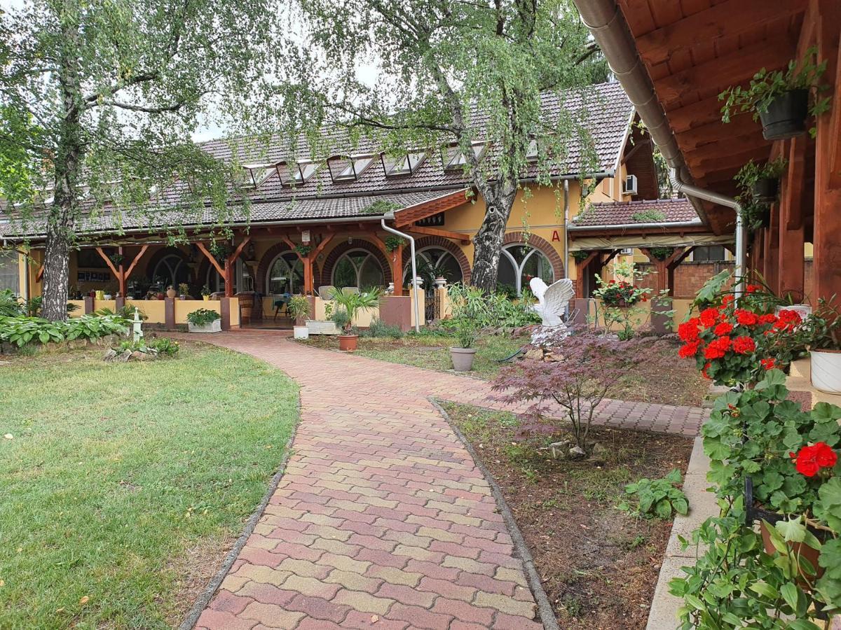 Hotel Platan Szallashely Sándorfalva Exteriér fotografie